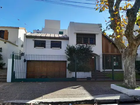 Casa en venta en Martinez a una cuadra de Libertador, 4 dormitorios.