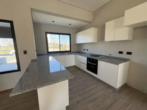 Casa 4 ambientes con 3 baños