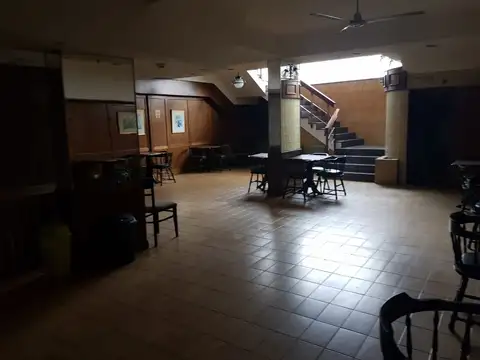 Ideal inversionista Argentino o extranjero , cadenas hoteleras, fondos de inversión, desarrolladores  .2 inmuebles venta en block . Hotel de 51 habitaciones con bar adelante + edificio co 16 departamentos , con bauletas + local de 48 m2 y sótano de 40 m2