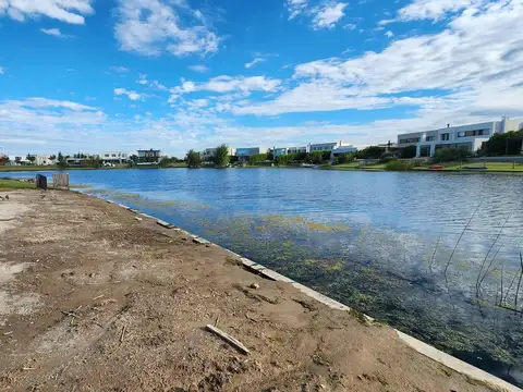 Lote a la laguna de 795 m² en Ceibos, Puertos | ubicación premium y entorno consolidado