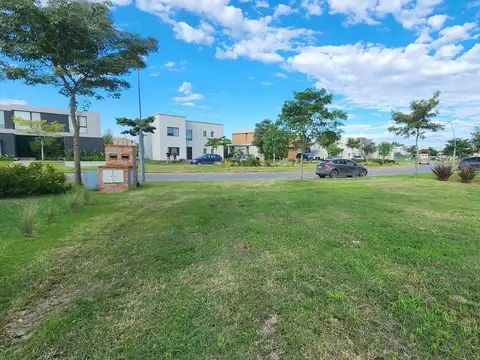 Lote a la laguna de 795 m² en Ceibos, Puertos | ubicación premium y entorno consolidado