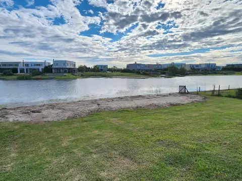 Lote a la laguna de 795 m² en Ceibos, Puertos | ubicación premium y entorno consolidado