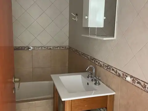 Amplio 3 amb. En primer piso con balcón al contrafrente