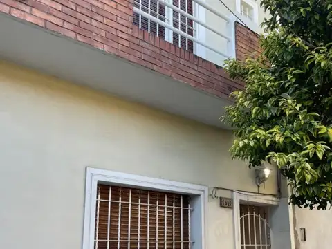 Amplio 3 amb. En primer piso con balcón al contrafrente