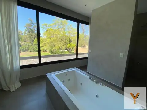 Casa 6 ambientes con 4 baños