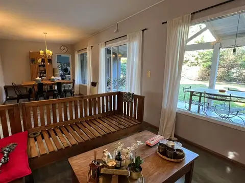Casa 6 ambientes con 2 baños