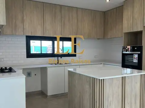 Casa en Venta con 3 cocheras