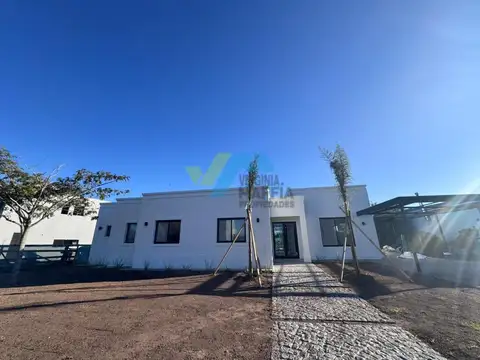 Casa 5 ambientes con 4 baños