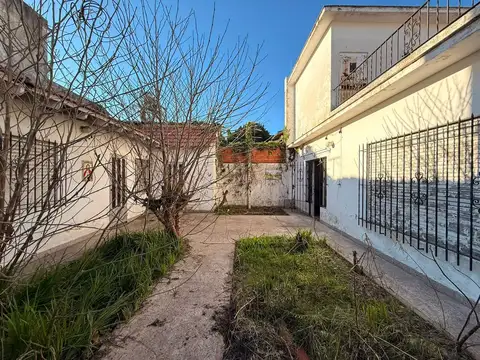 CASA 5 AMB VENTA LANUS OESTE A REFACCIONAR JARDIN
