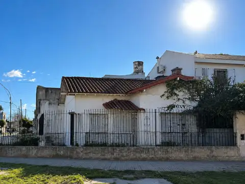 CASA 5 AMB VENTA LANUS OESTE A REFACCIONAR JARDIN