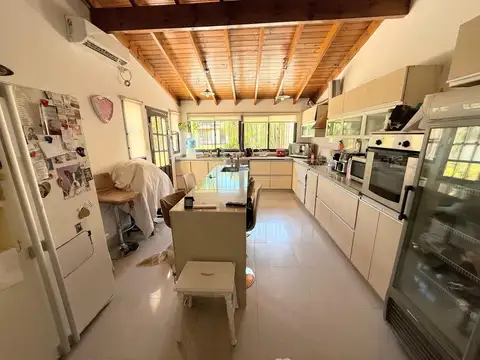 Casa en Venta con 3 cocheras