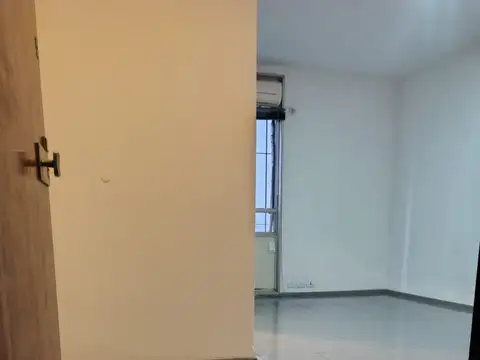 DUEÑO VENDE EXCELENTE 3 AMBIENTES CON COCHERA FIJA APTO CREDITO