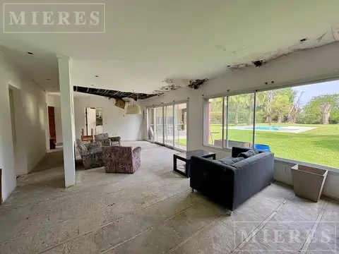 Casa 8 ambientes con 2 baños