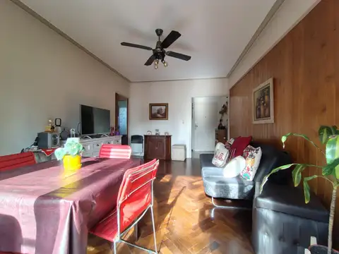 EXCELENTE ESTADO – AL FRENTE CON BALCON – ORIENTACION “NORTE”  - EDIFICIO CON PARQUE