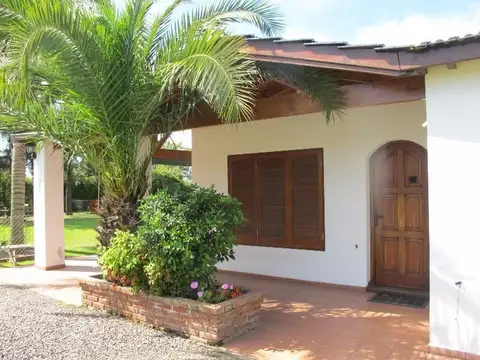 Casa en Alquiler con 2 cocheras