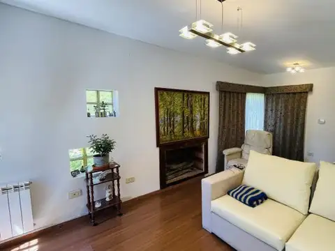 Casa en venta 3 Dormitorios, Quincho y pileta en Fisherton.