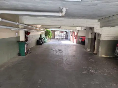 Muy Amplia Cochera con espacio para Auto + Moto + dos Bauleras integradas en Almagro, Excelente...