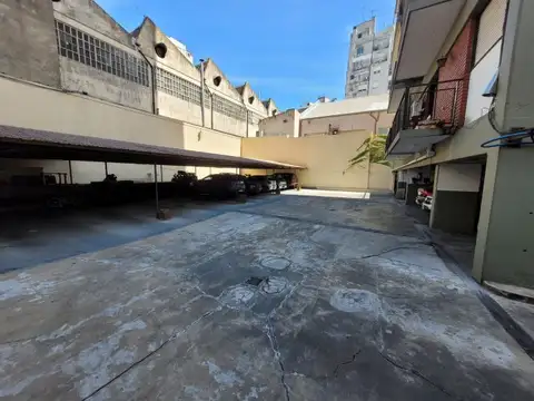 Muy Amplia Cochera con espacio para Auto + Moto + dos Bauleras integradas en Almagro, Excelente...