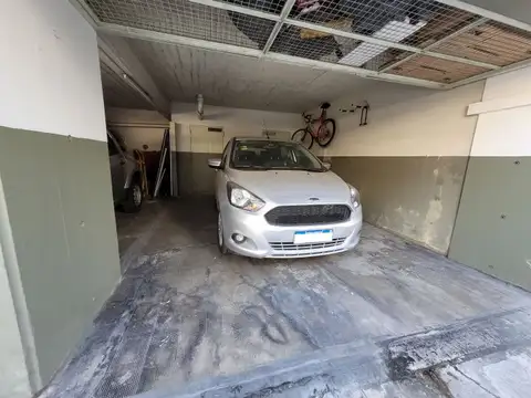 Muy Amplia Cochera con espacio para Auto + Moto + dos Bauleras integradas en Almagro, Excelente...