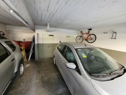 Muy Amplia Cochera con espacio para Auto + Moto + dos Bauleras integradas en Almagro, Excelente...