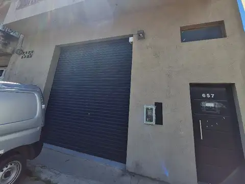alquilo Galpón  200m2 aprox mas Departamento 3 Ambientes