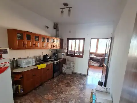alquilo Galpón  200m2 aprox mas Departamento 3 Ambientes