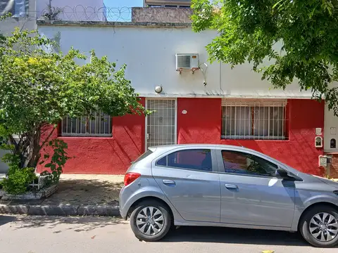 CASA DE 6 AMBIENTES EN FLORESTA