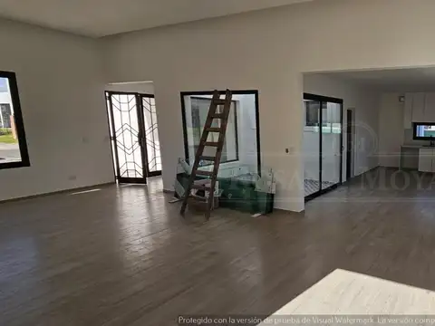 Casa en Venta con 4 cocheras