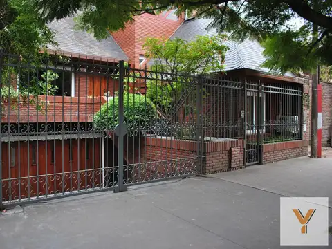 Casa en venta - 6 dormitorios 5 baños 3 Cocheras - 360mts2 - La Plata