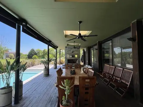 Casa en Venta con 2 cocheras