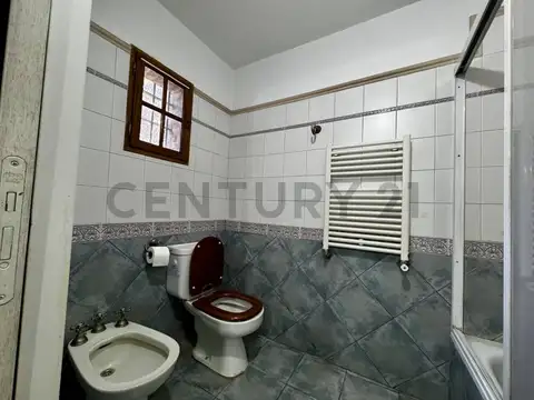 Casa en Alquiler con 3 cocheras