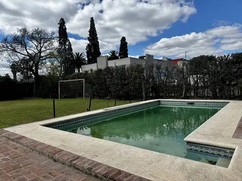 Casa en Alquiler con 3 cocheras