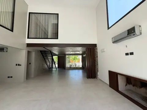 Casa en Venta con 4 cocheras