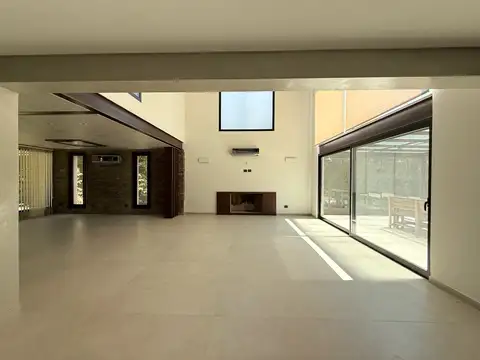 Casa 6 ambientes con 4 baños
