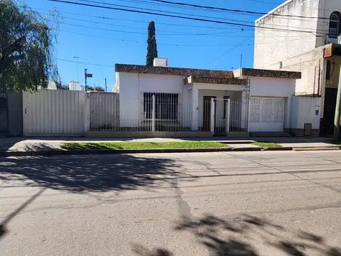 HERMOSA CASA CON FONDO Y PARRILLA EN MORENO