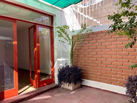 Amplio departamento con patio en Sexta seccion