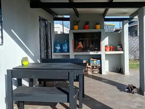 FINANCIO - CASA DOS DORMITORIOS CON PILETA - A MTS DEL LAGO