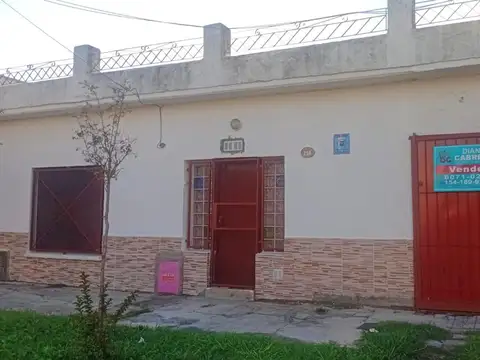 CASA 3 AMBIENTES EN VENTA LOMAS DE ZAMORA COCHERA Y PARQUE!