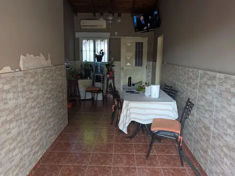 Casa 8 ambientes con 2 baños
