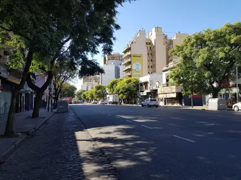 PARA MILLONARIOS DE ILUSIONES...local + amb + patio + tza