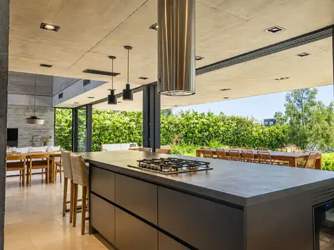 Casa 6 ambientes con 4 baños