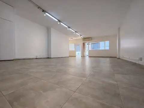 Oficina 6 ambientes con 2 baños