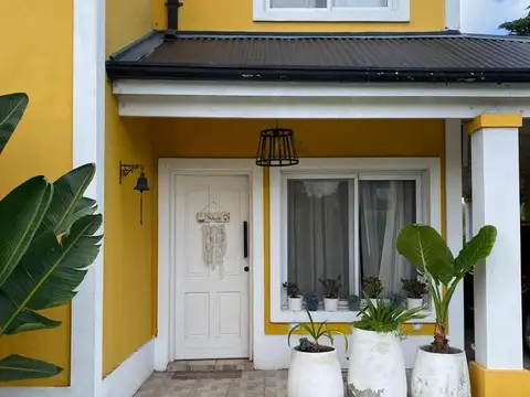 Casa en el barrio privado Jardines de Escobar