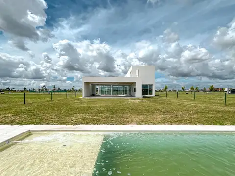 Casa de diseño con 4 dormitorios y pileta en el mejor terreno del country