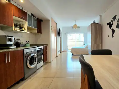 MONOAMBIENTE LUMINOSO CON PATIO, BALCÓN Y COCHERA