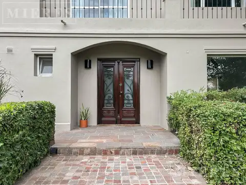 Casa 7 ambientes con 2 baños