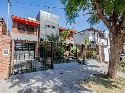 Chalet con quincho y cochera en Loma Hermosa