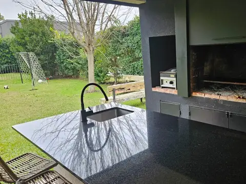 Casa 6 ambientes con 2 baños