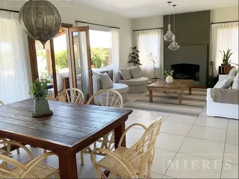 Casa 4 ambientes con 3 baños