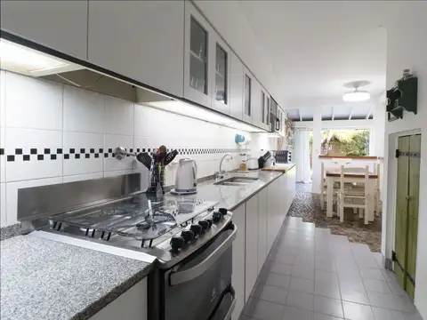 Casa 4 ambientes con 2 baños